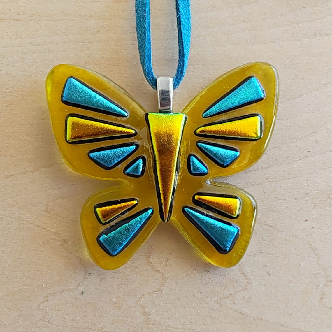 Dije Mariposa (Amarillo Traslúcido)