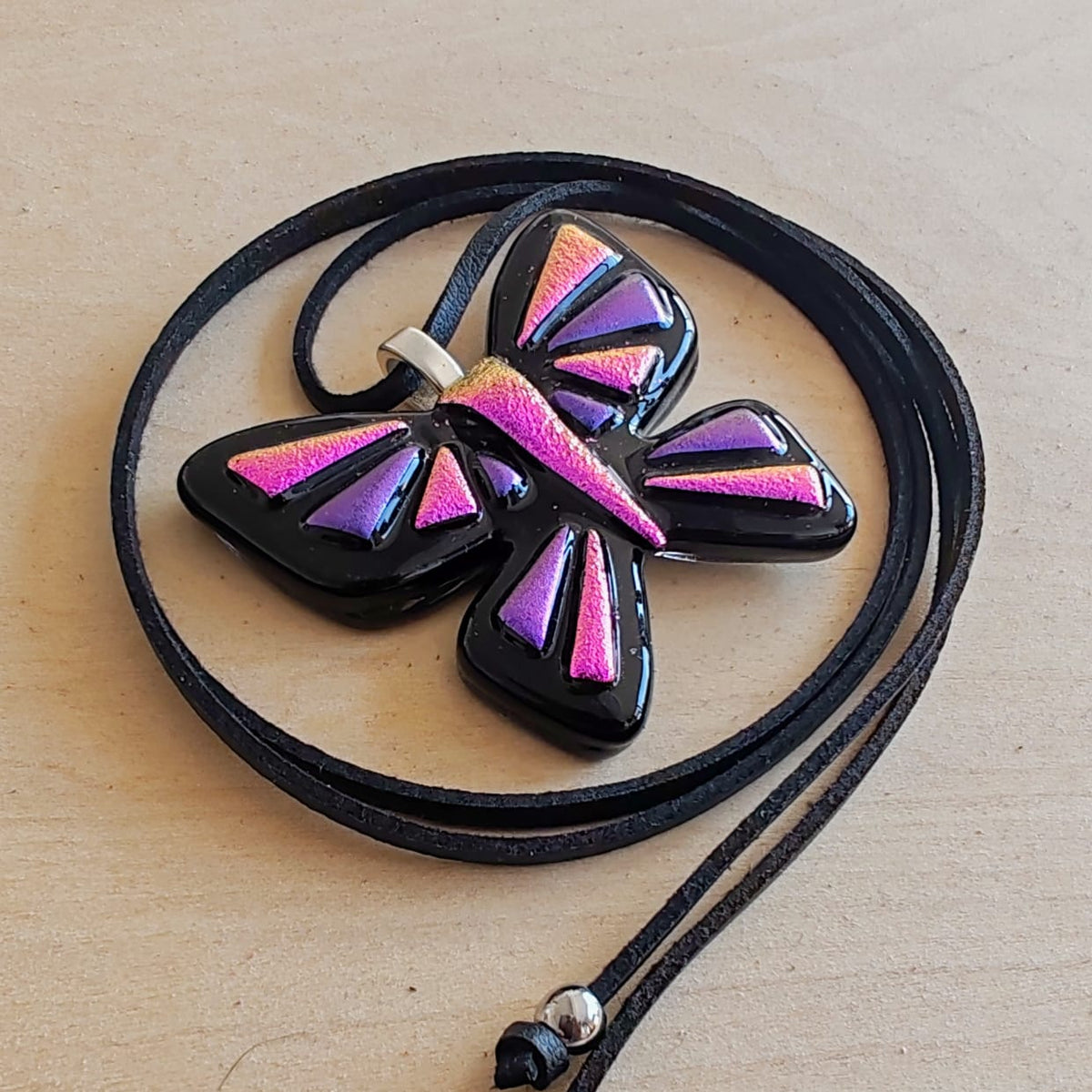Dije Mariposa (Negro / Morado)