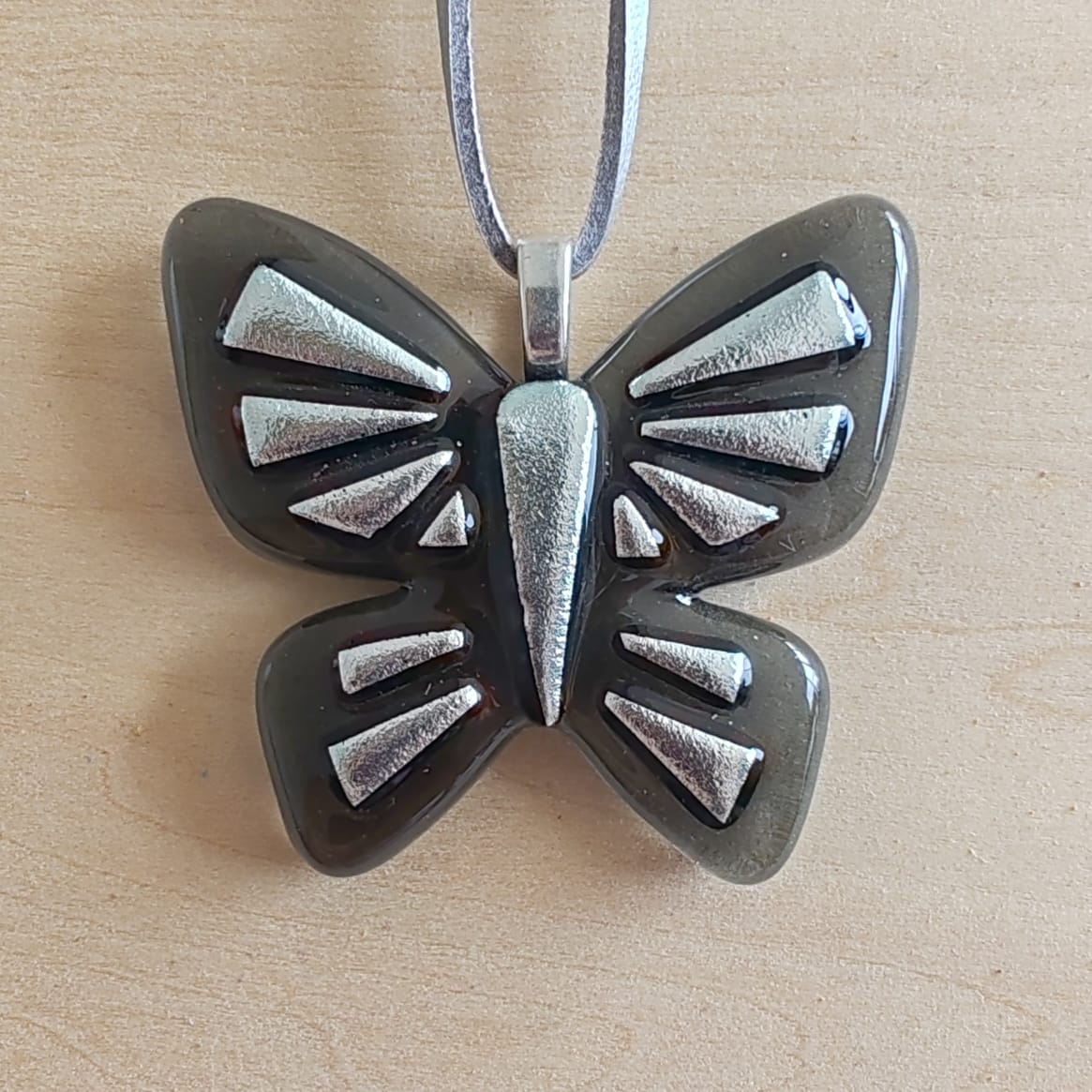 Dije Mariposa (Gris Traslúcido)
