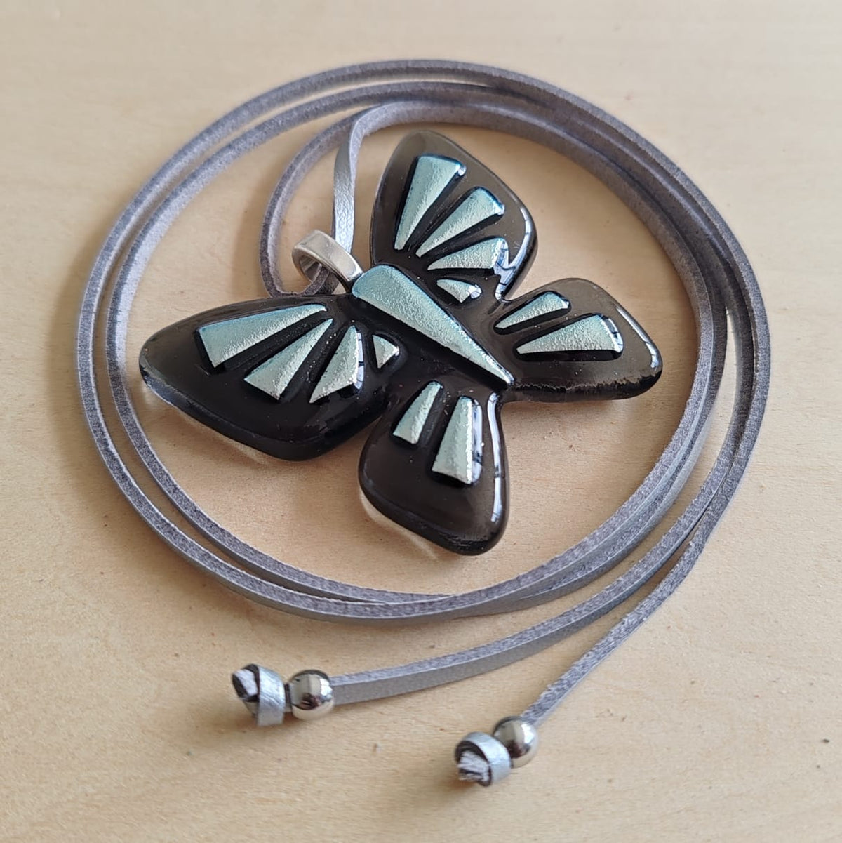 Dije Mariposa (Gris Traslúcido)