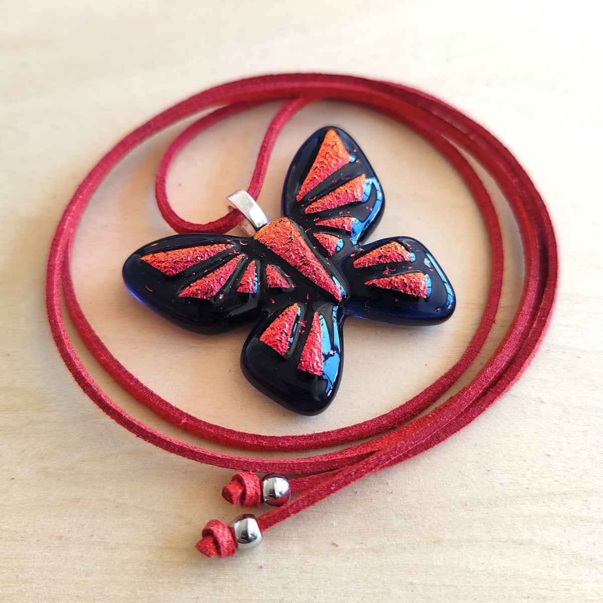 Dije Mariposa (Marino / Rojo)