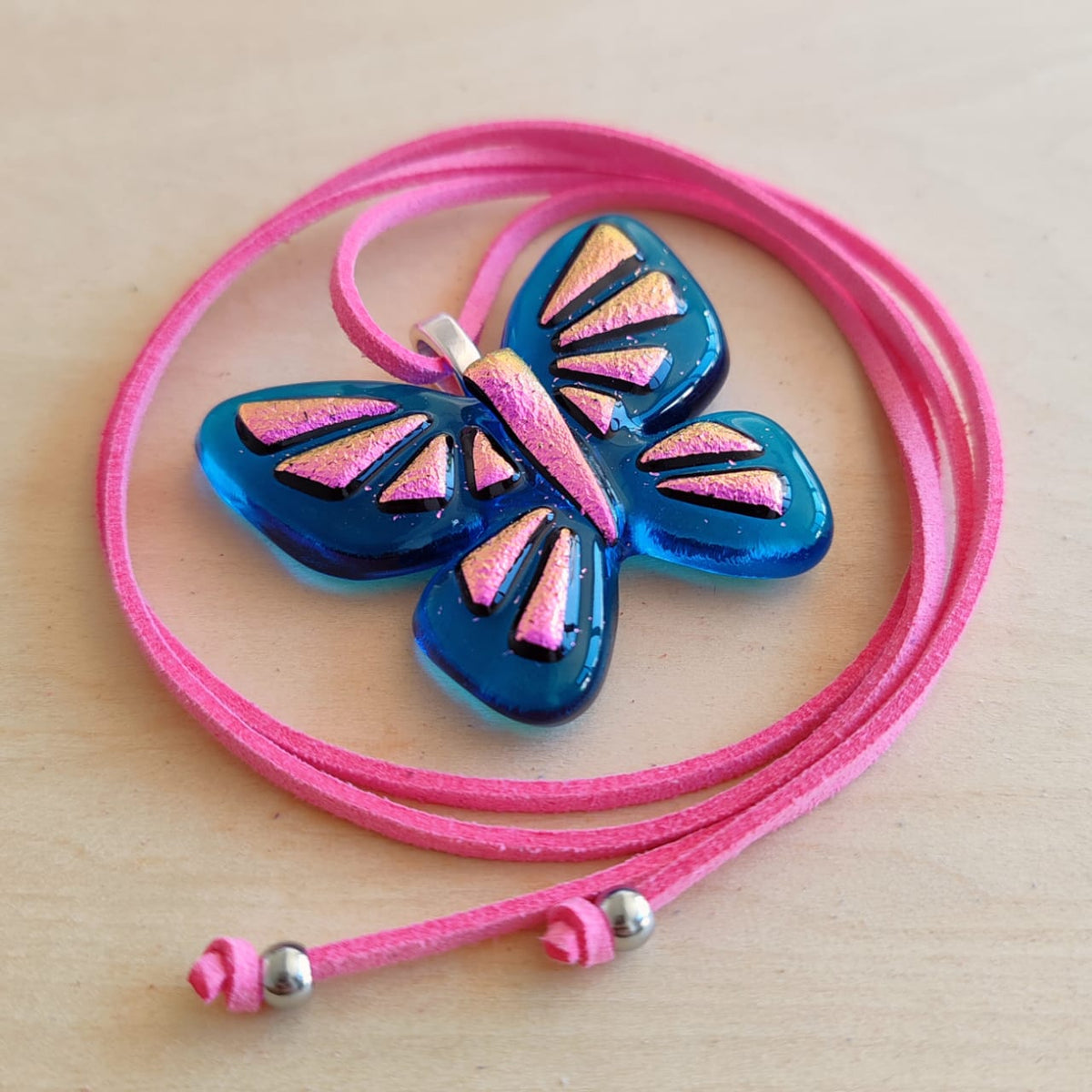 Dije Mariposa (Azul / Fucsia)