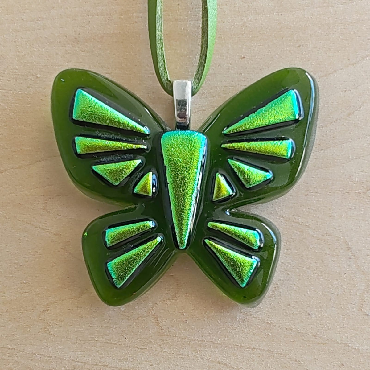 Dije Mariposa (Verde Traslúcido)